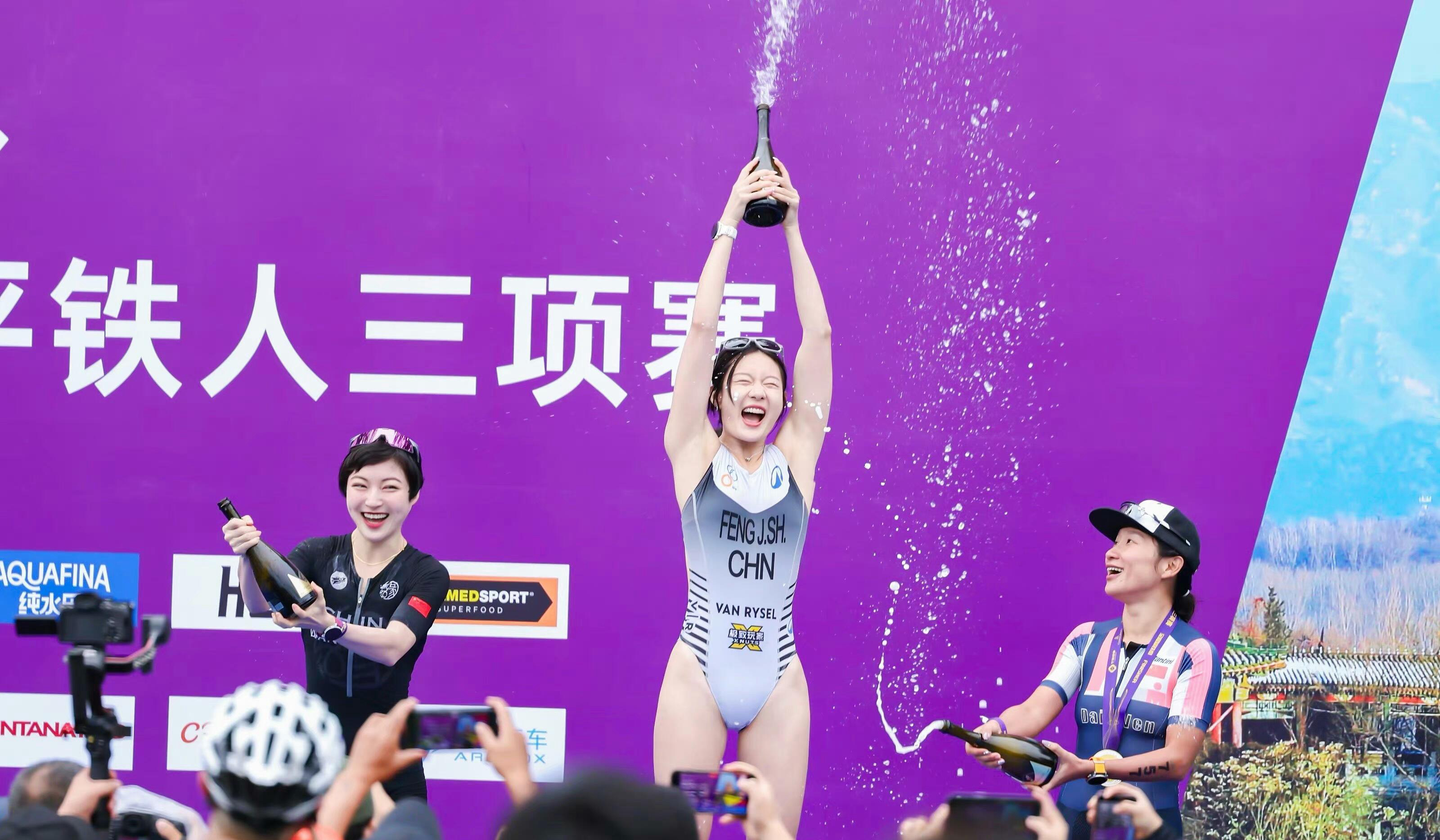 包含美妙瞬间定格，运动员赢得掌声和赞扬的词条