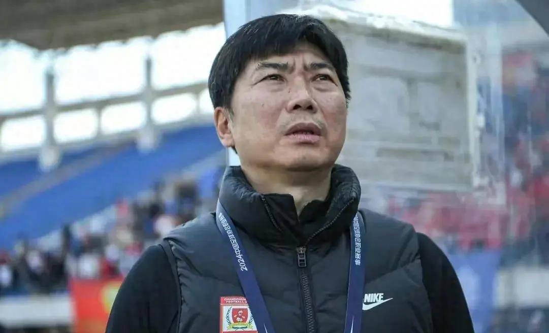 足球俱乐部新任主教练备战新赛季