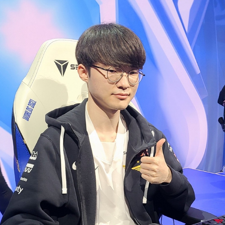T1横扫FLY，Chovy开启传奇时刻成都决赛之夜2:0（广州）