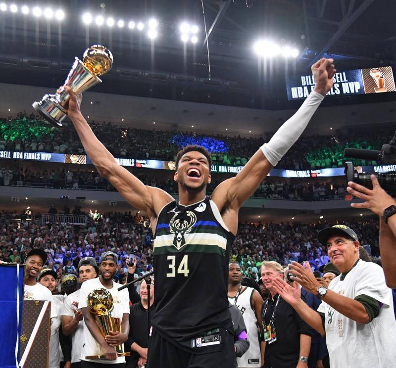 湖人击败雄鹿，勇取三连胜