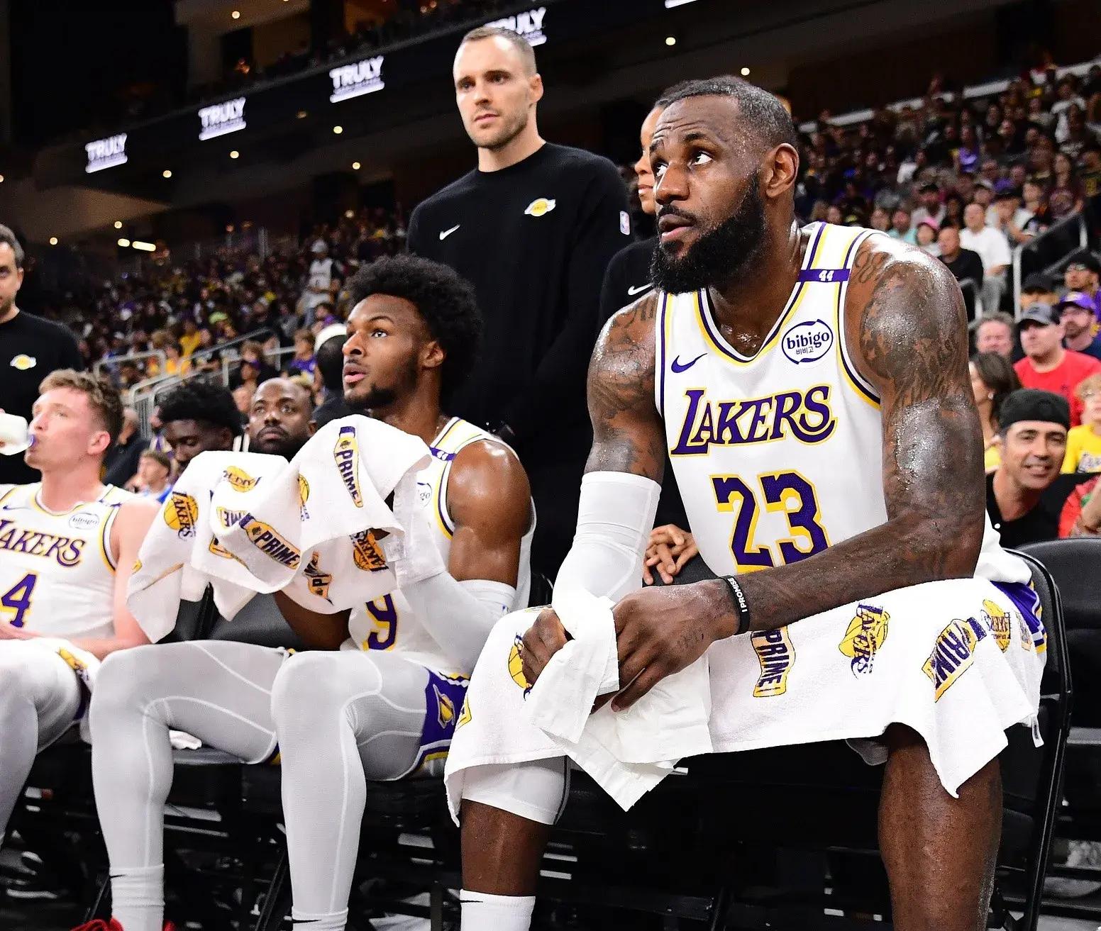 包含詹姆斯再煮助湖人大破勇士豪取赛季首胜！的词条