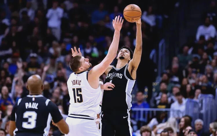 掘金险胜马刺，福克斯点燃赛场