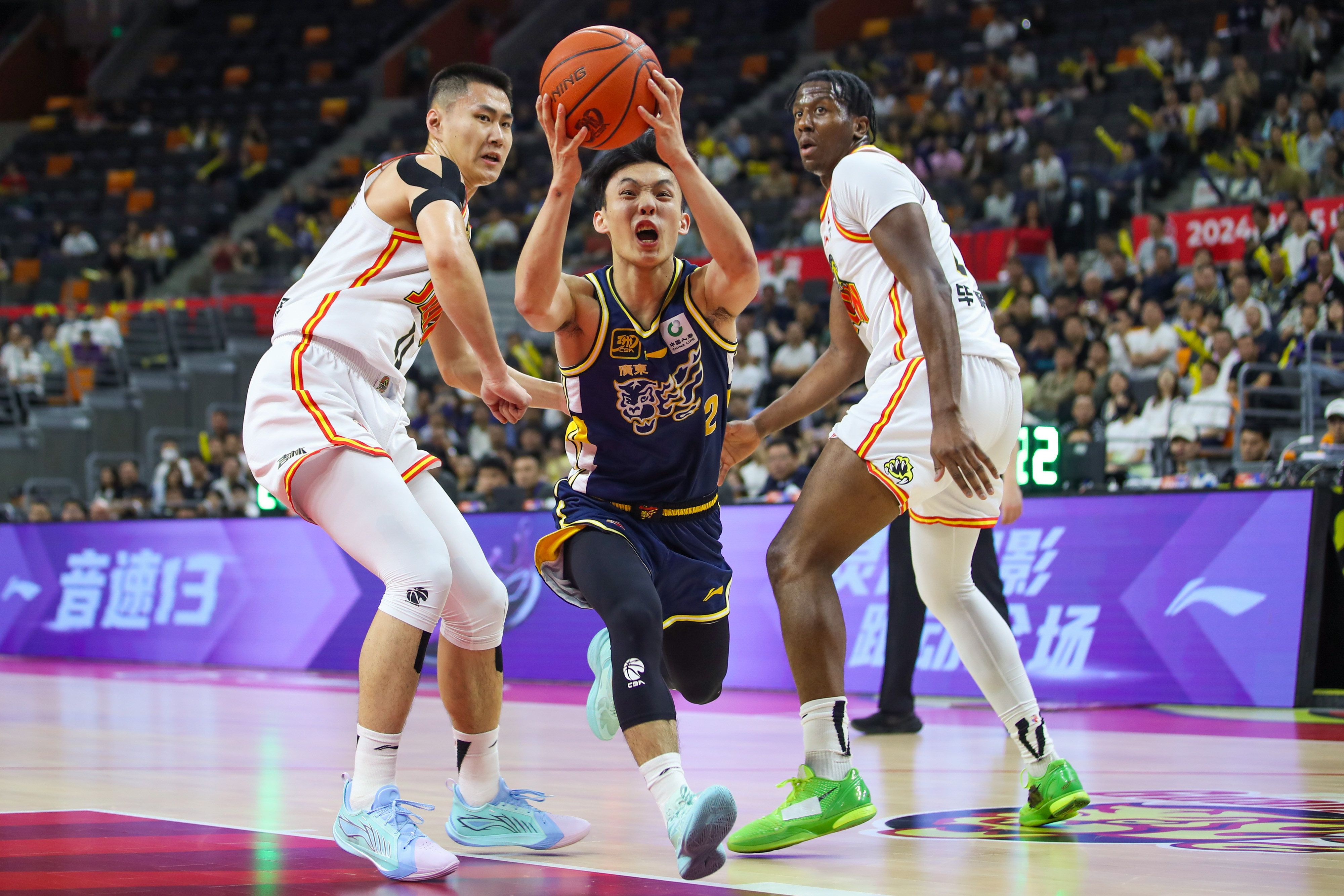 广州队横扫福建队,东契奇惊艳四座 广州队横扫福建队,东契奇惊艳四座