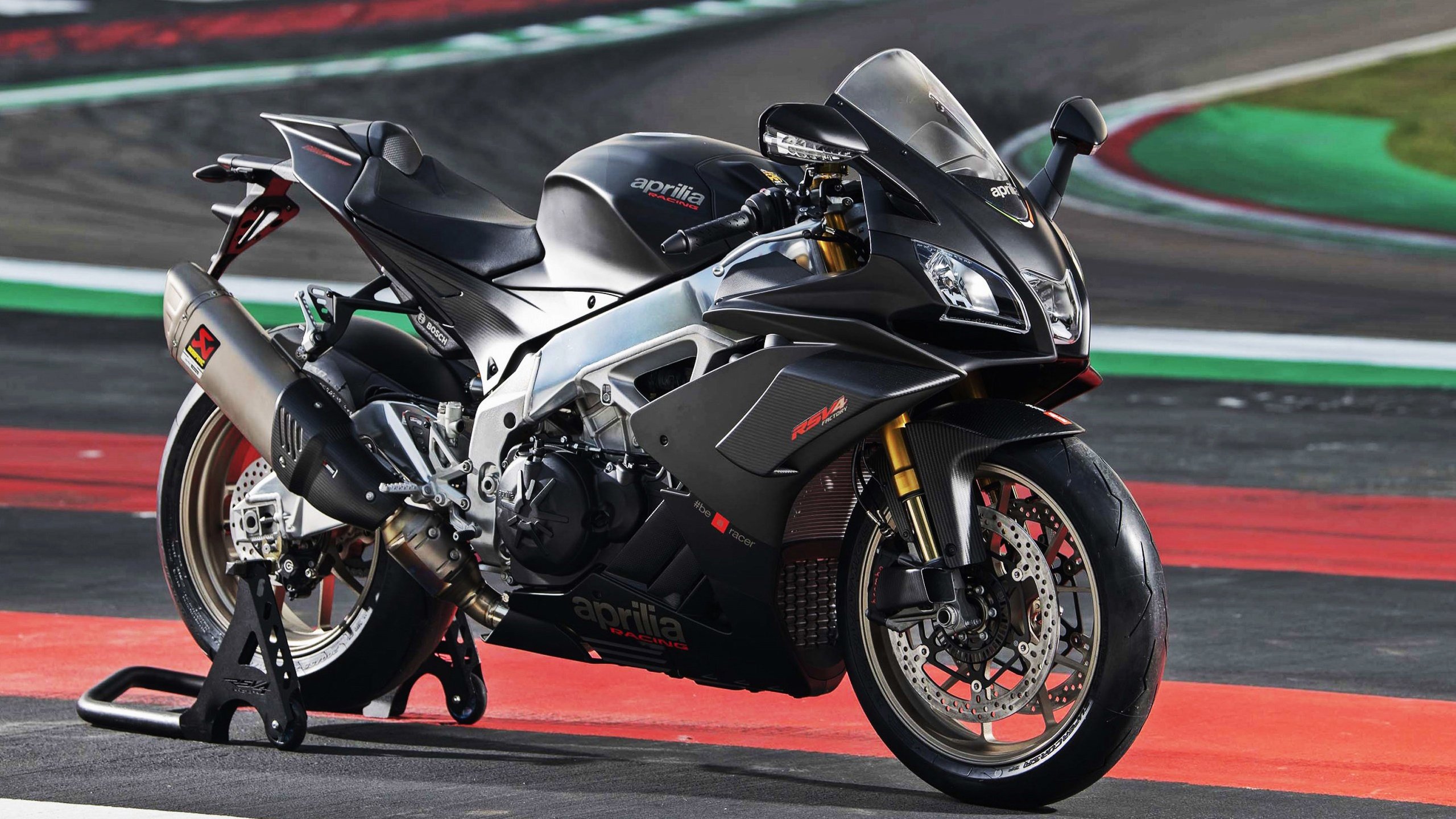 东方利刃破绿茵，富安健洋进攻端肆虐爱尔兰防线